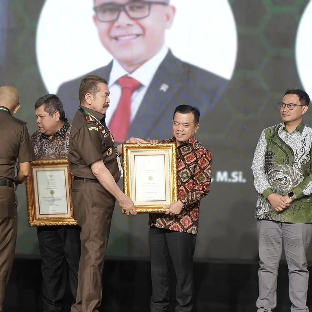 Terima Penghargaan R. Soeprapto Award Tahun 2024, Gubernur Al Haris Ajak Seluruh Kepala Daerah Tetap Solid dan Berkontribusi untuk Kejaksaan