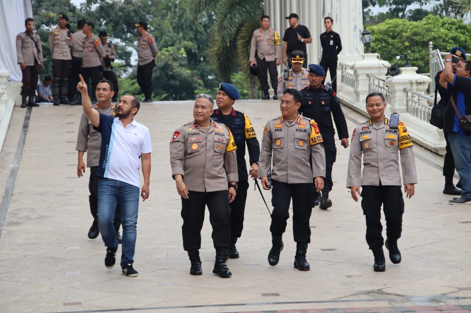 Kapolresta Jambi Dampingi Waka Polda Jambi Pantau Situasi Hari Kedua Aksi Demo Para Sopir Baru Bara