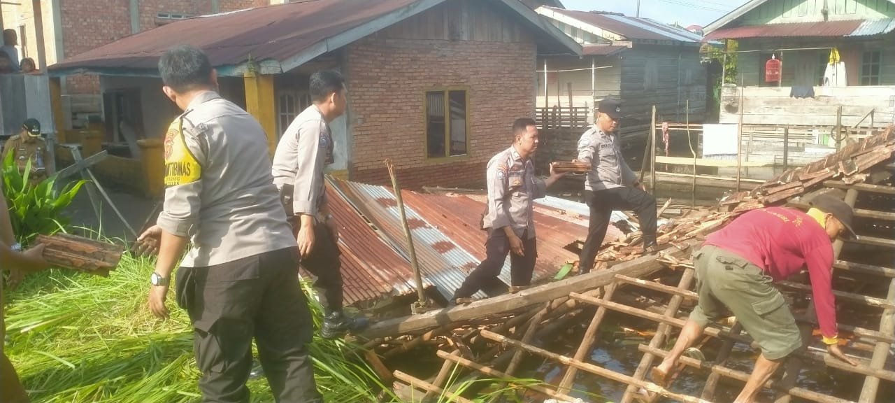 Wujud Kepedulian, Polisi Bantu warga Korban Banjir.